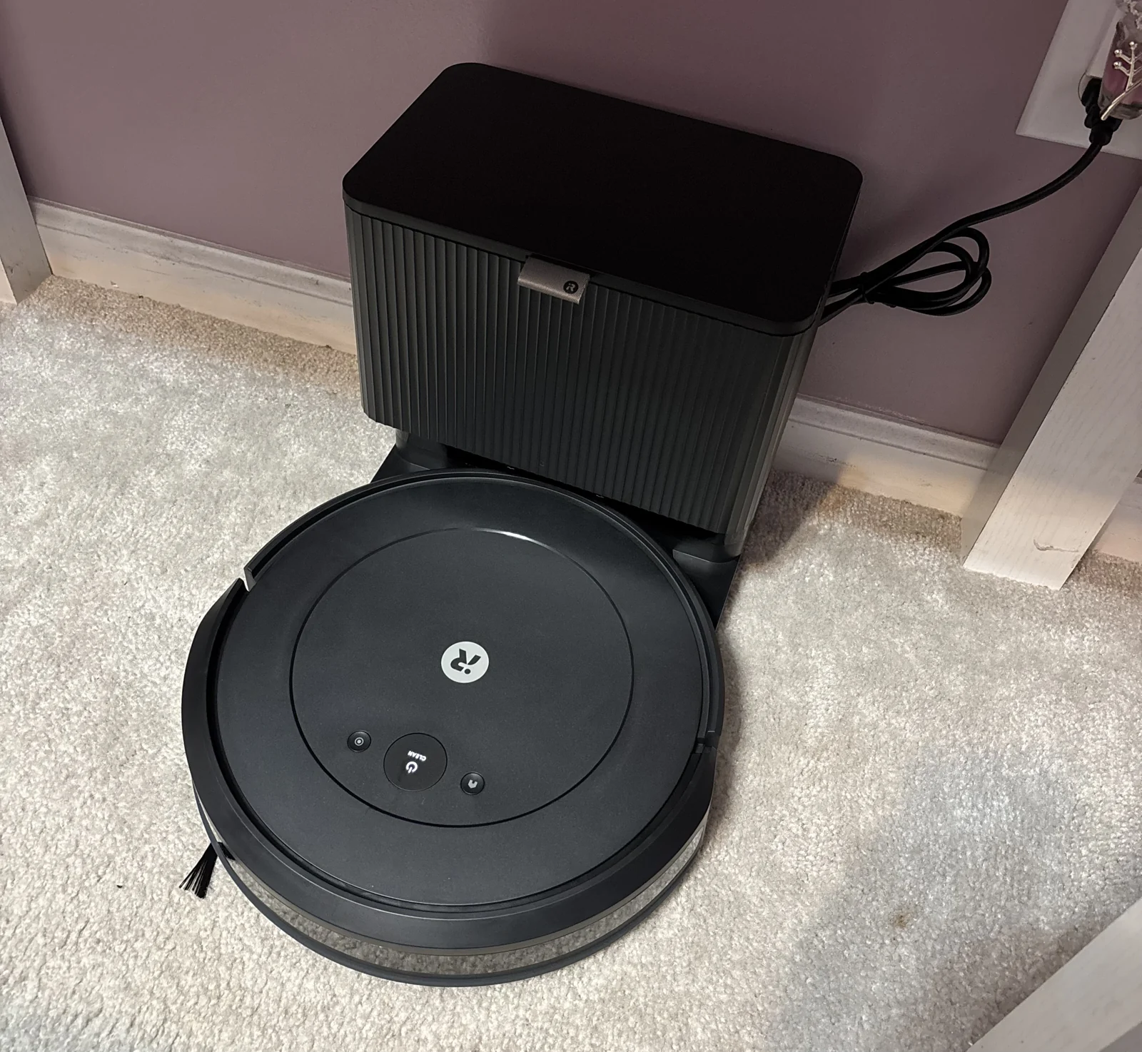Roomba Combo 2 Essential estacionado em sua base